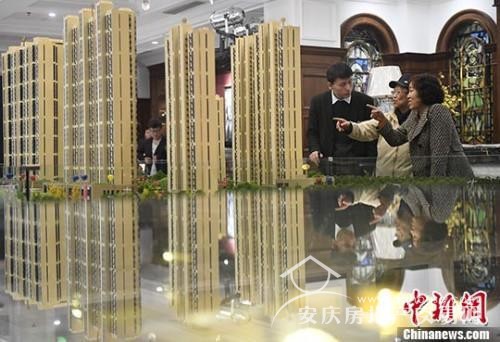 資料圖：置業(yè)顧問為民眾推薦商品房戶型。 中新社記者 韋亮 攝