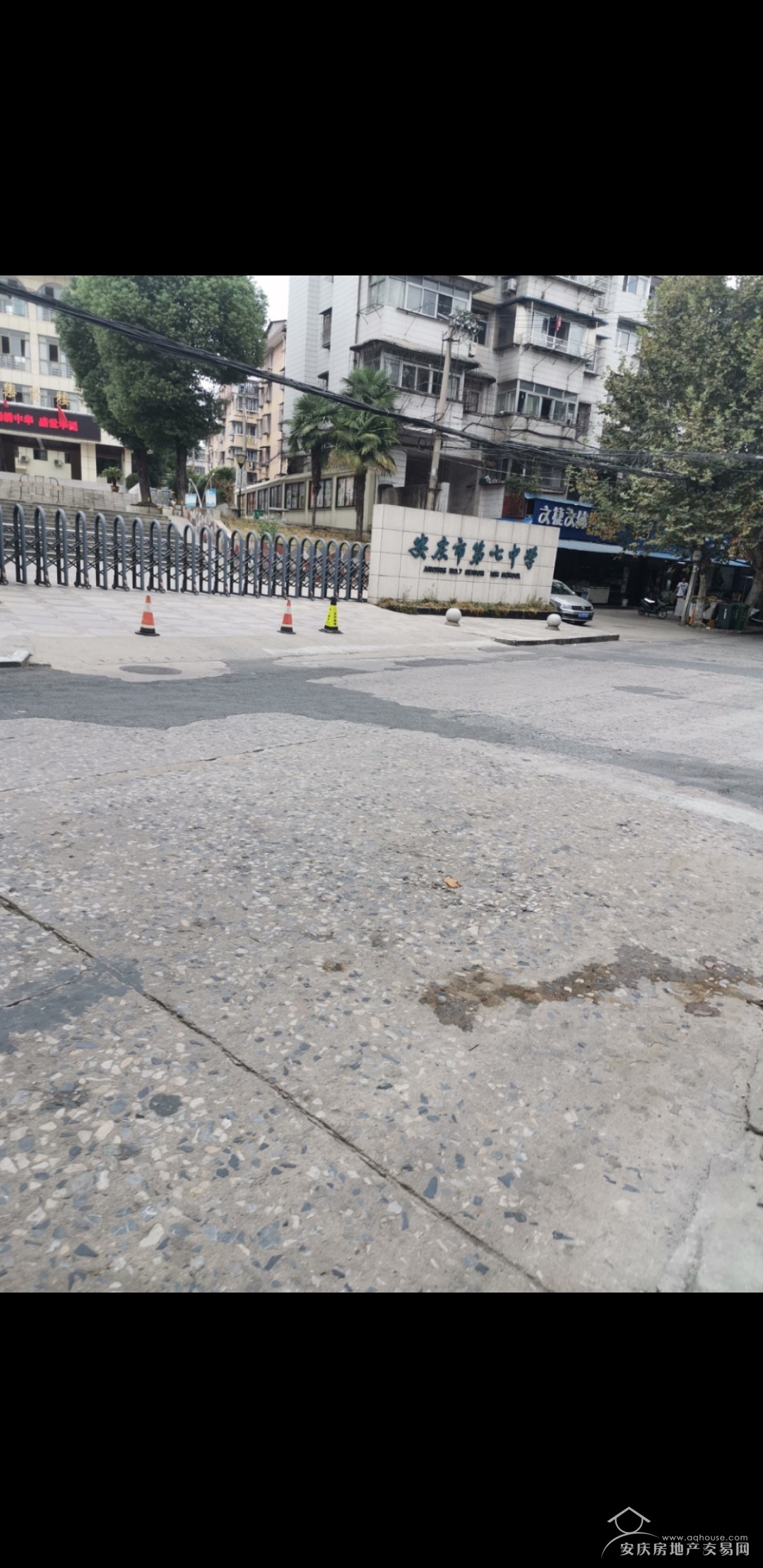 七中斜對(duì)面，拎包即住，交通便利，環(huán)境安靜不吵鬧。